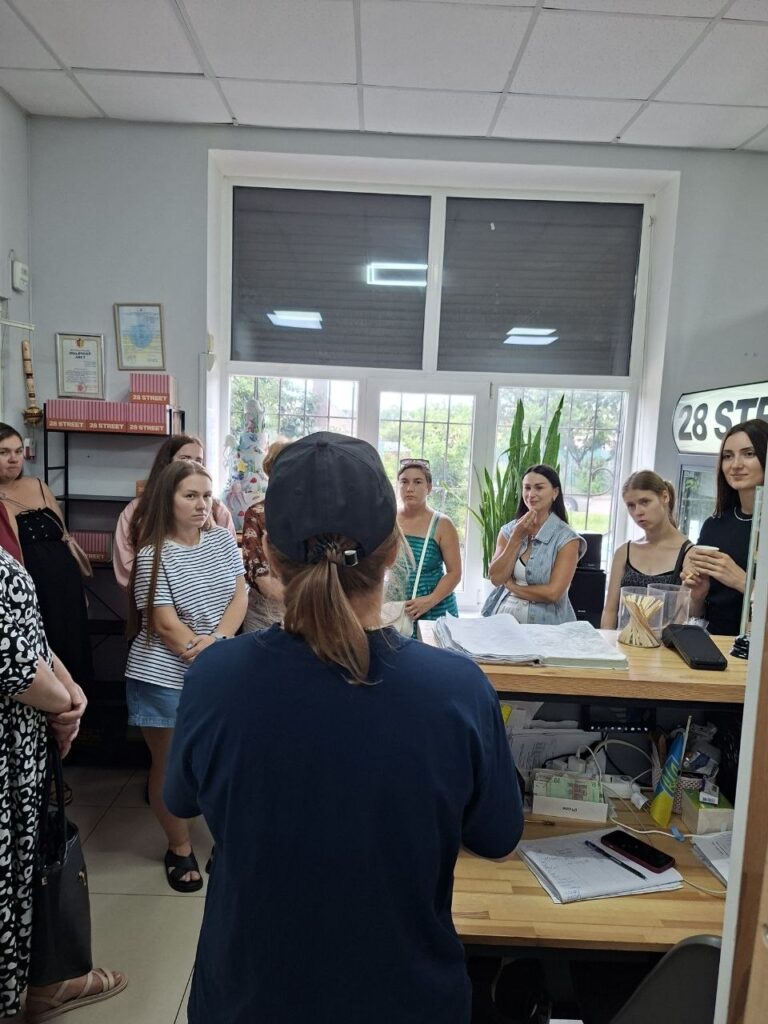 Учасниці проєкту "Новий старт" під час дружнього візиту до кондитерської "28 Street".