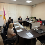 Заголовок (Title) латиницею: arttherapy-in-employment-center Альт-текст (Alt Text) українською: Психологиня фонду проводить арттерапевтичну сесію з використанням метафоричних асоціативних карт для жінок у Центрі зайнятості.