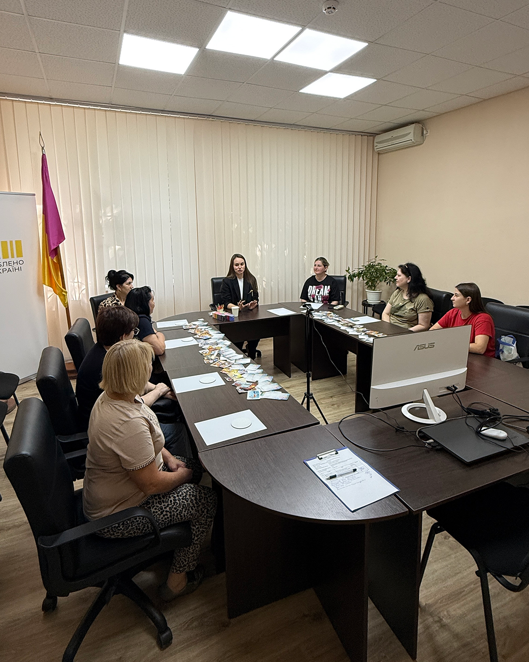 Заголовок (Title) латиницею: arttherapy-in-employment-center Альт-текст (Alt Text) українською: Психологиня фонду проводить арттерапевтичну сесію з використанням метафоричних асоціативних карт для жінок у Центрі зайнятості.