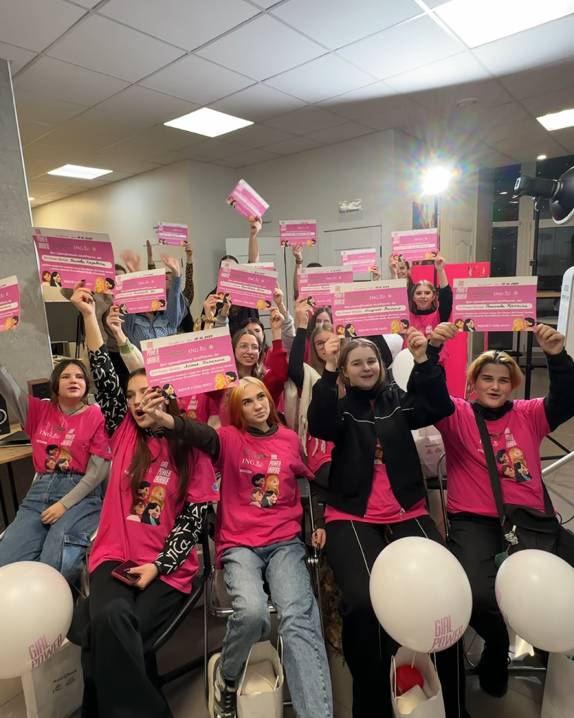 Підлітки проєкту Girl Power Ukraine тримають свої сертифікати та радісно позують для фото