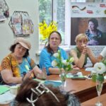 Учасниці заходу «Лідерство та адвокація: сила жінок старшого віку» під час обговорення та виконання практичних вправ за столом.