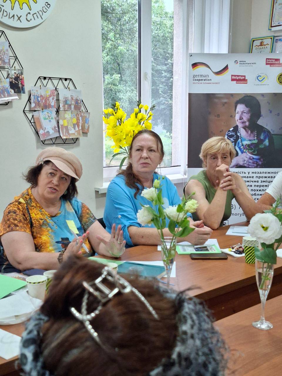 Учасниці заходу «Лідерство та адвокація: сила жінок старшого віку» під час обговорення та виконання практичних вправ за столом.